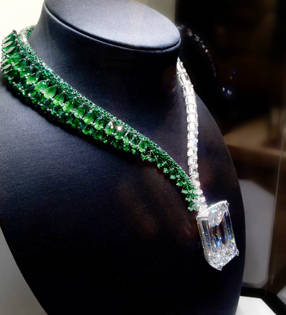 Agence merchandising retail design joaillerie présentoirs luxe display