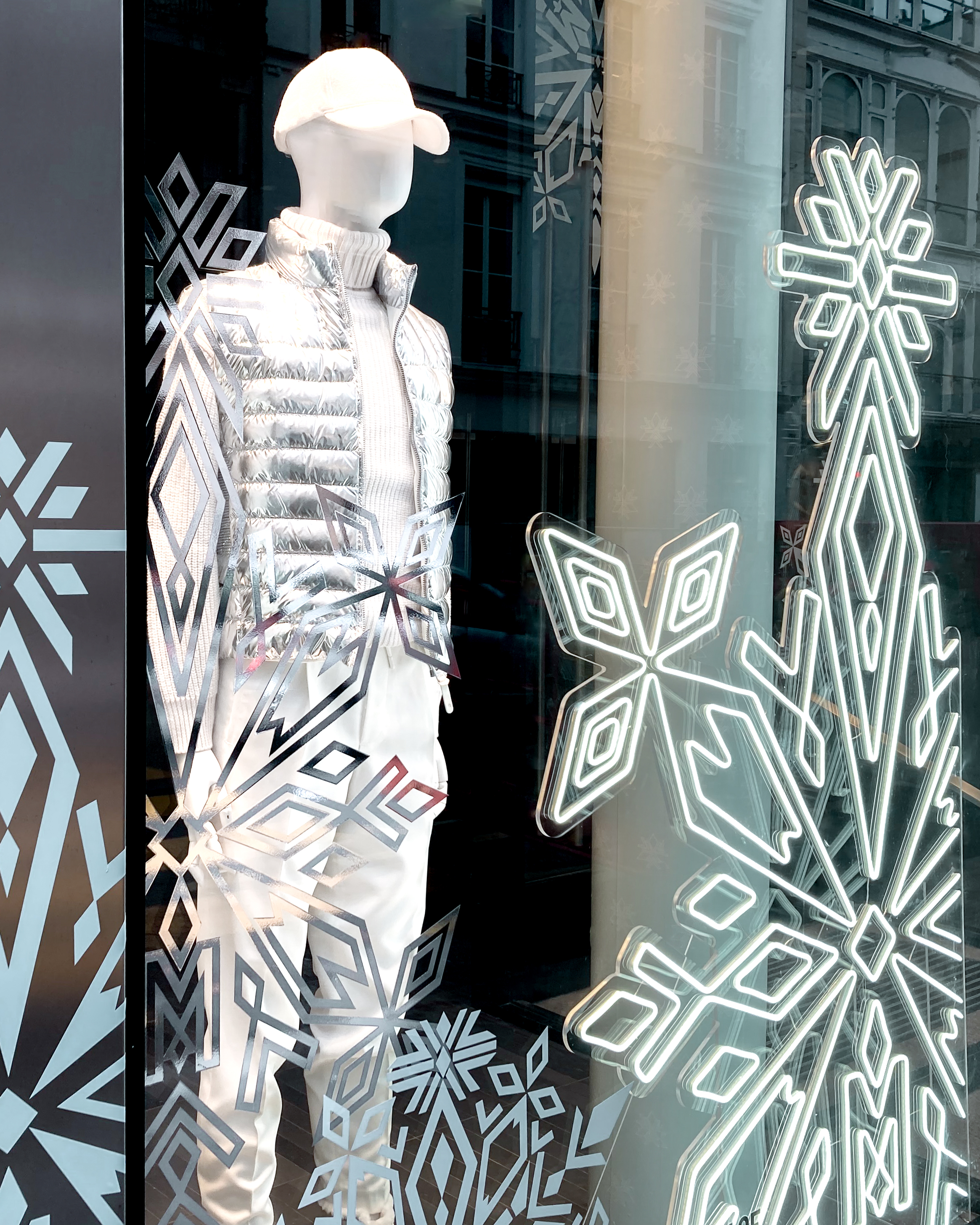 Agence retail design Saïnko vitrine néon